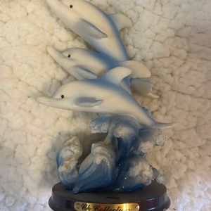 Dolphin sculptures. Post 2